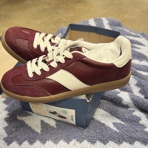 NIB Universal Thread Burgundy and White Men's Sneakers